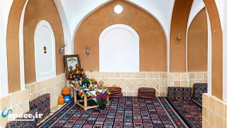 نمای داخلی اتاق شاه نشین اقامتگاه بوم گردی بابا رجب - ابوزیدآباد - روستای حسین آباد کویر